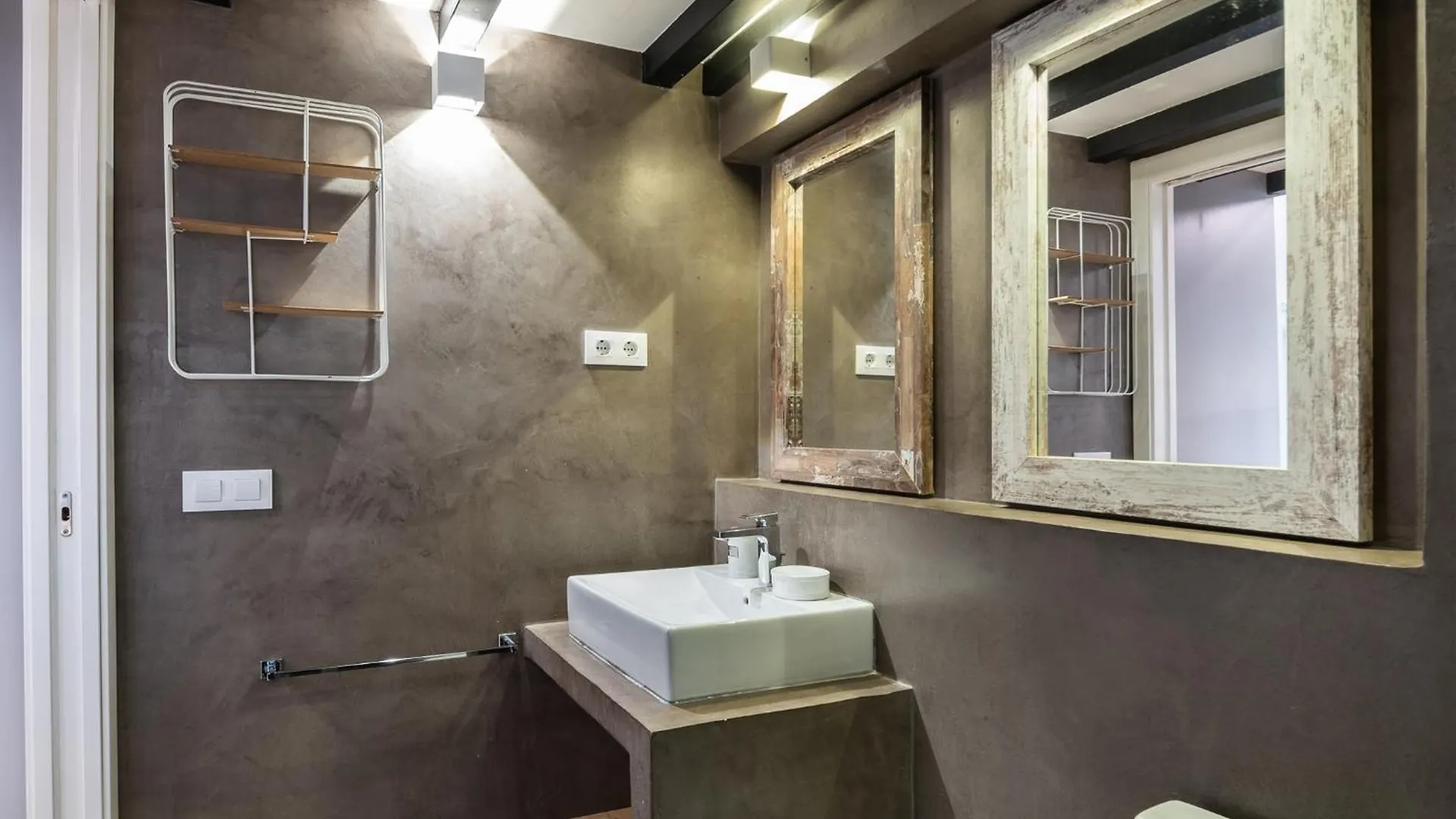Beautiful Renovated Loft Minutes From The Beach Barcelona