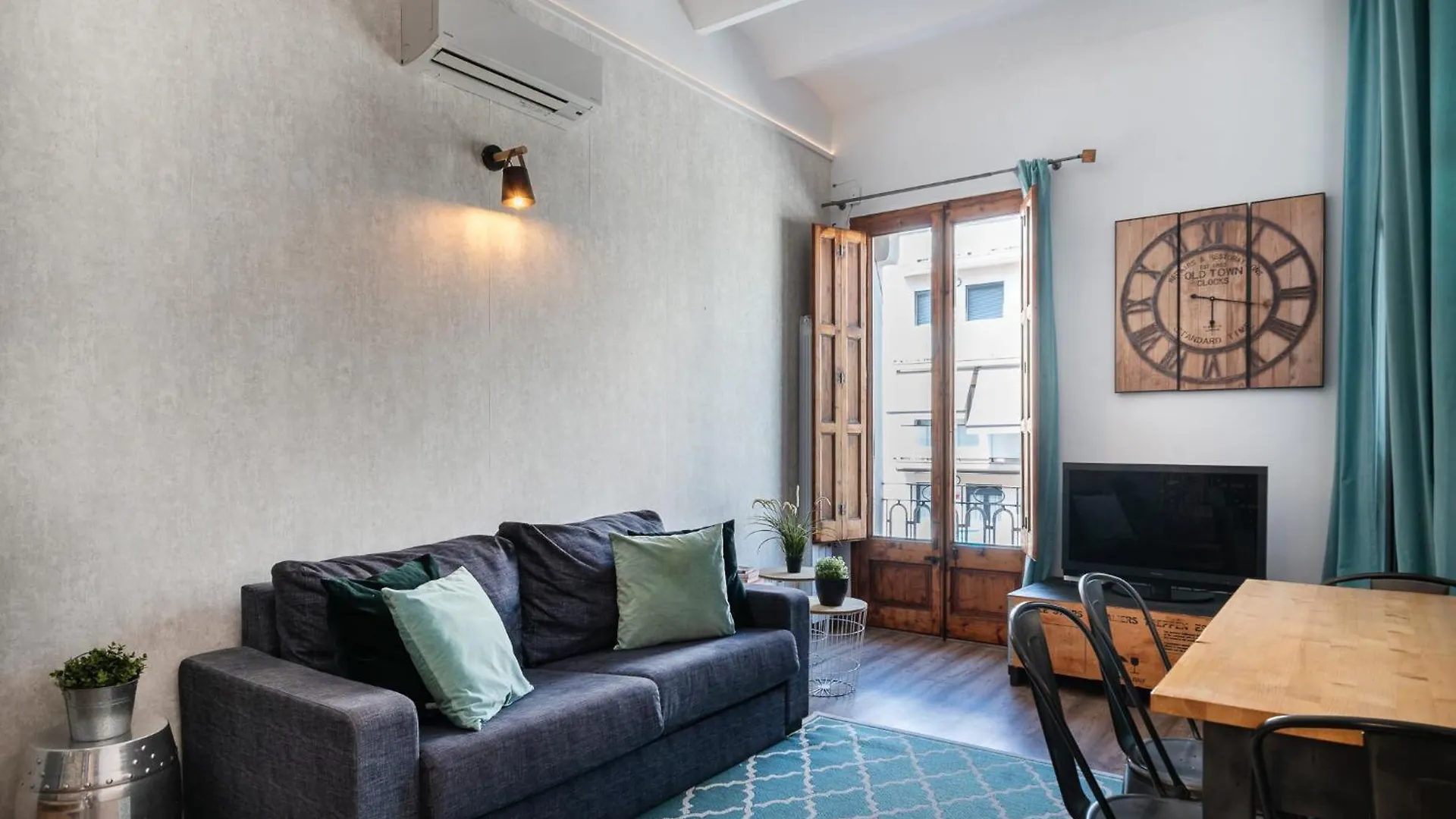 Beautiful Renovated Loft Minutes From The Beach Barcelona