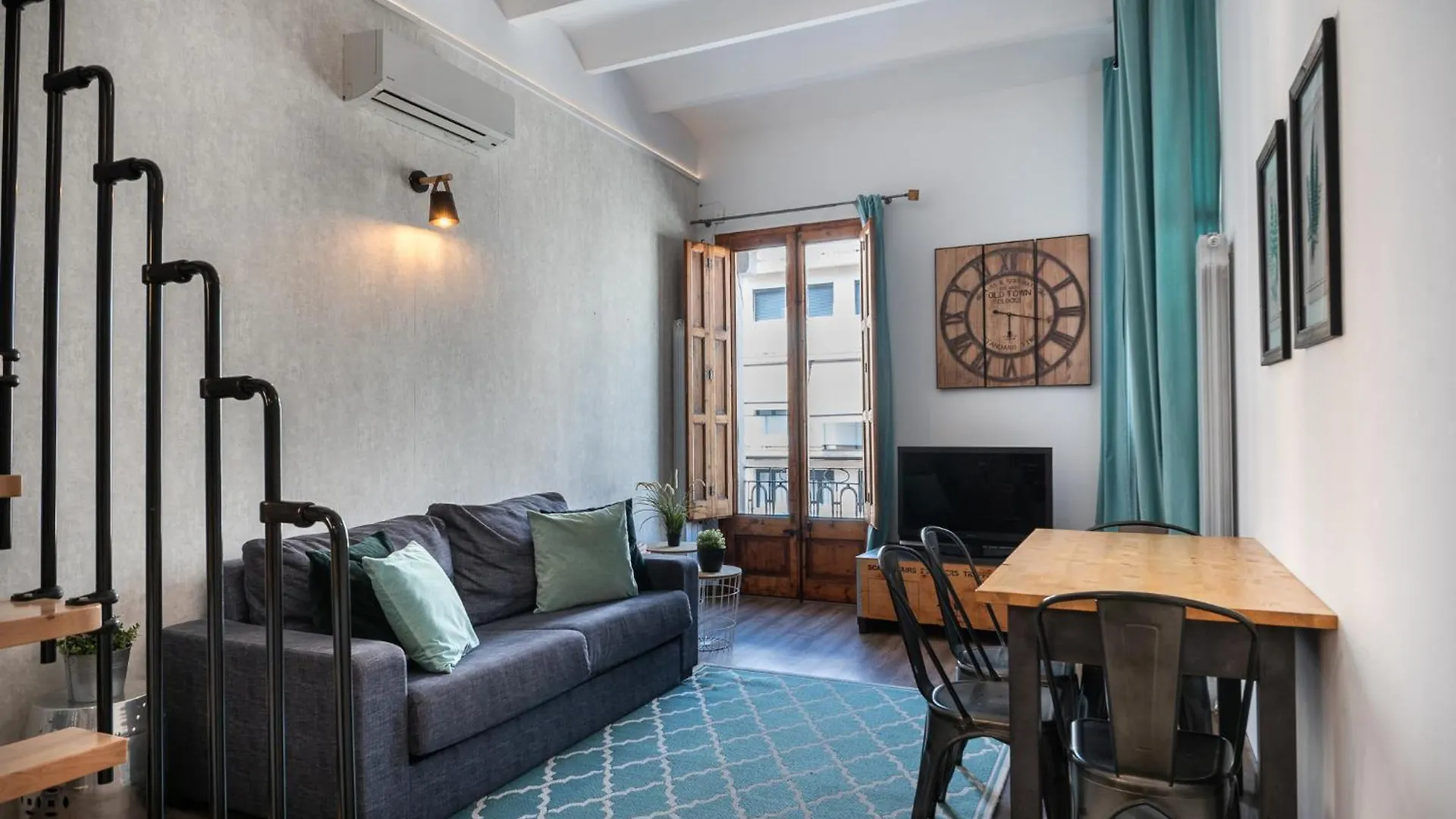 Beautiful Renovated Loft Minutes From The Beach Barcelona